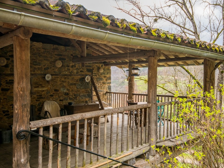 Vue extérieure terrasse couverte GITE LE CUN FRAYSSHINES LOT 46 CLEVACANCES