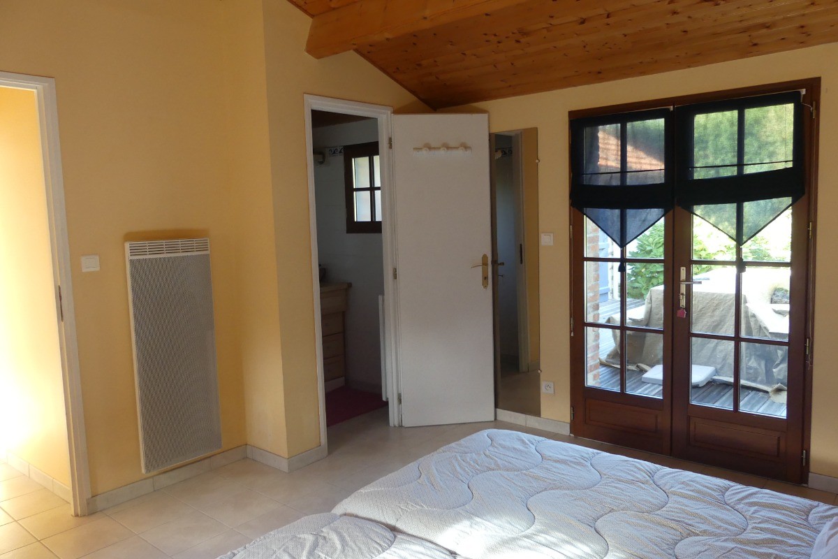 Chambre 2 avec salle d'eau attenante