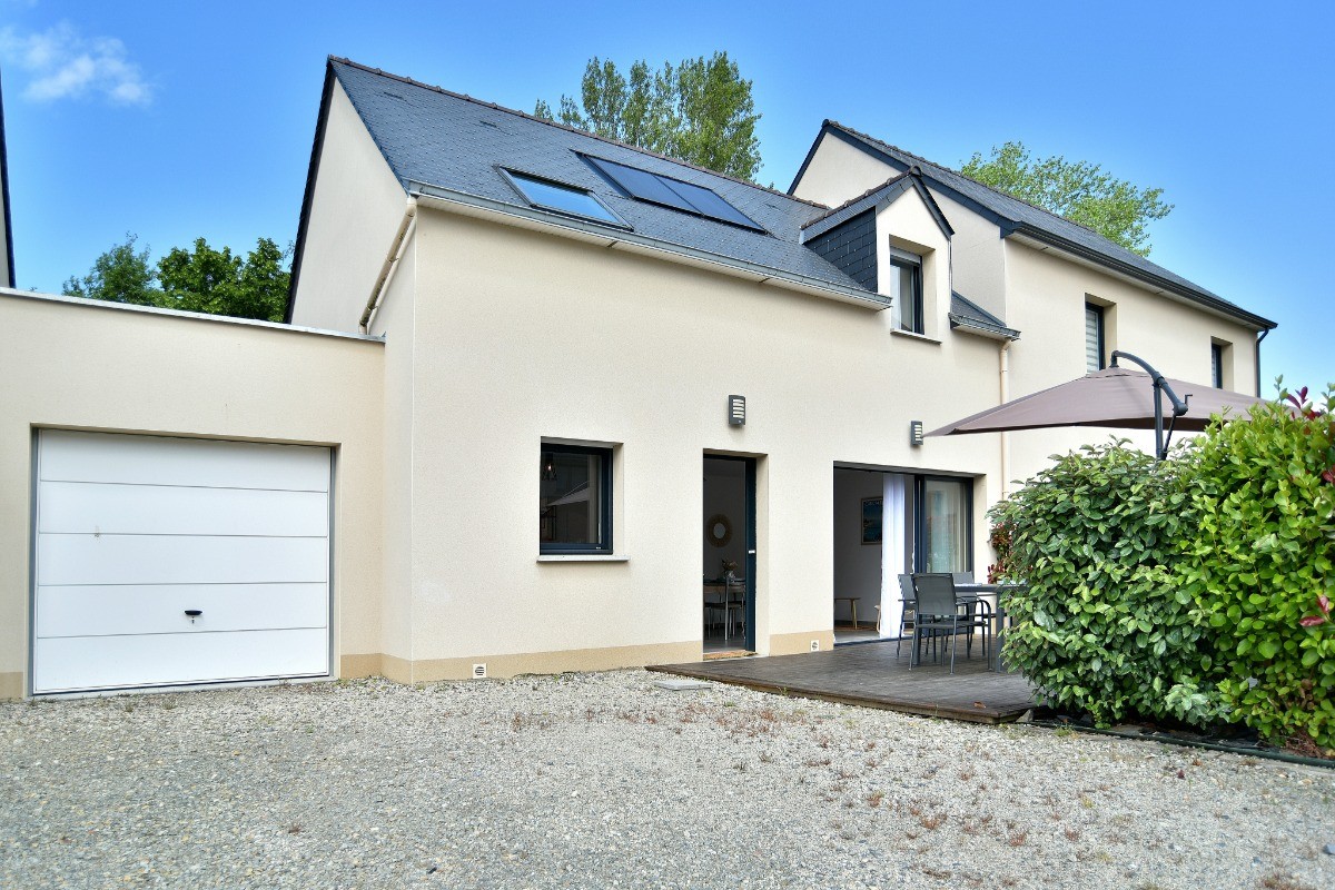 Façade maison avec terrasse en bois