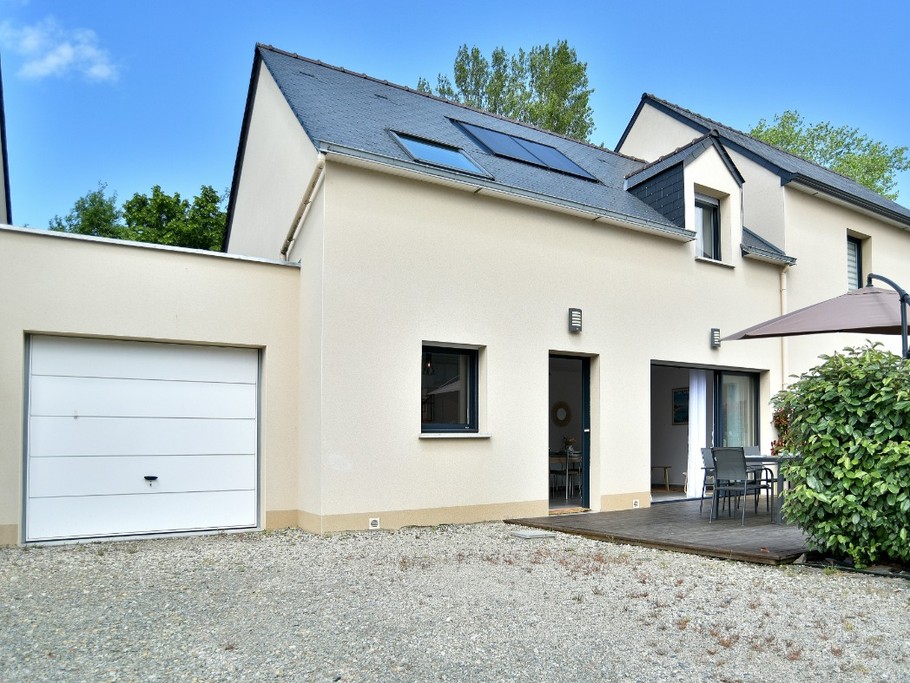 Façade maison avec terrasse en bois