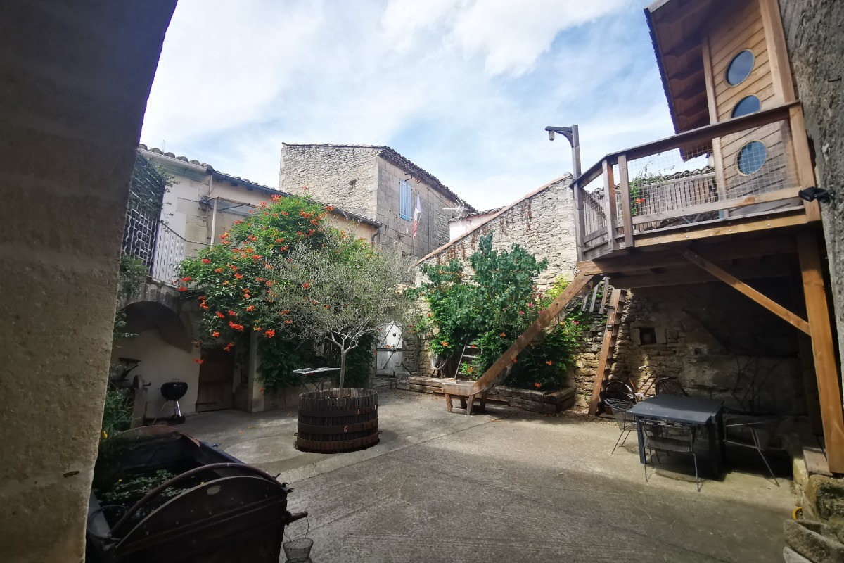 Vue du patio depuis le porche d'accès sécurisé.