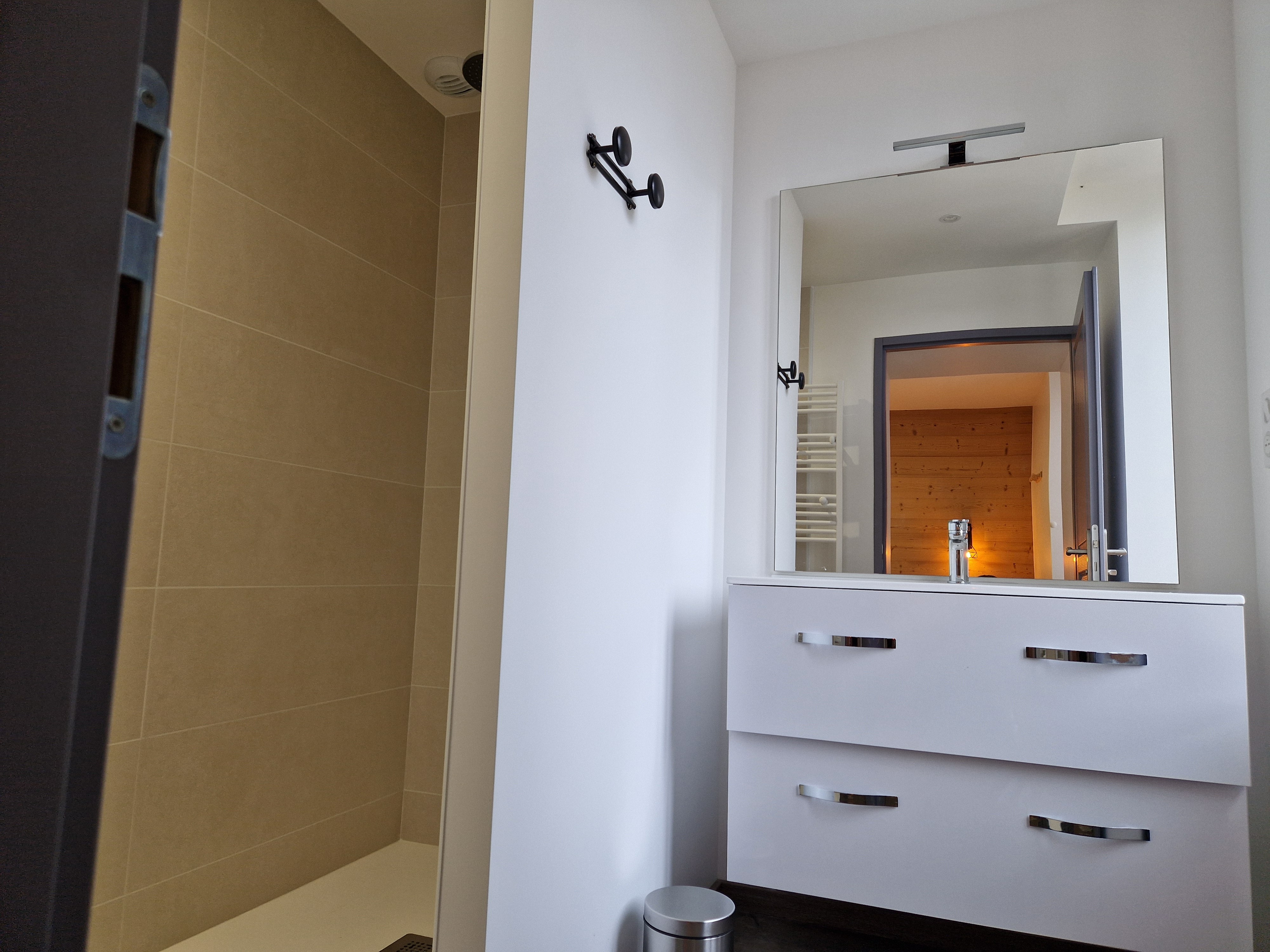 Salle d'eau sur chambre 1 - Chez Bubu : L’école