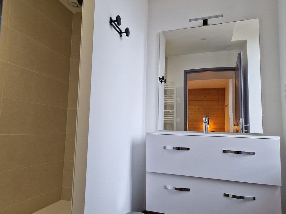 Salle d'eau sur chambre 1 - Chez Bubu : L’école