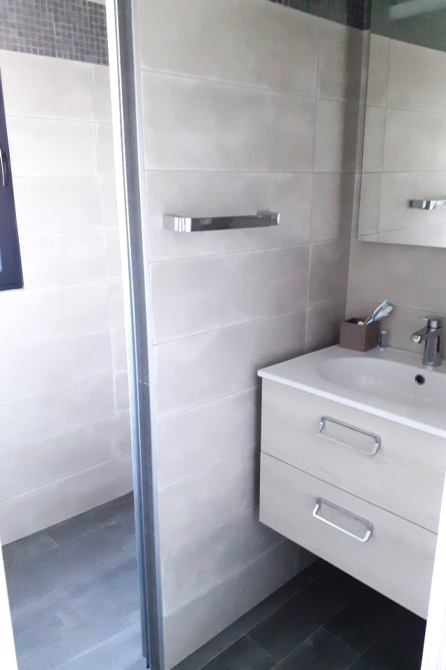 Douche à l'italienne attenante à la chambre. Entièrement de plain-pied. 
WC séparé.