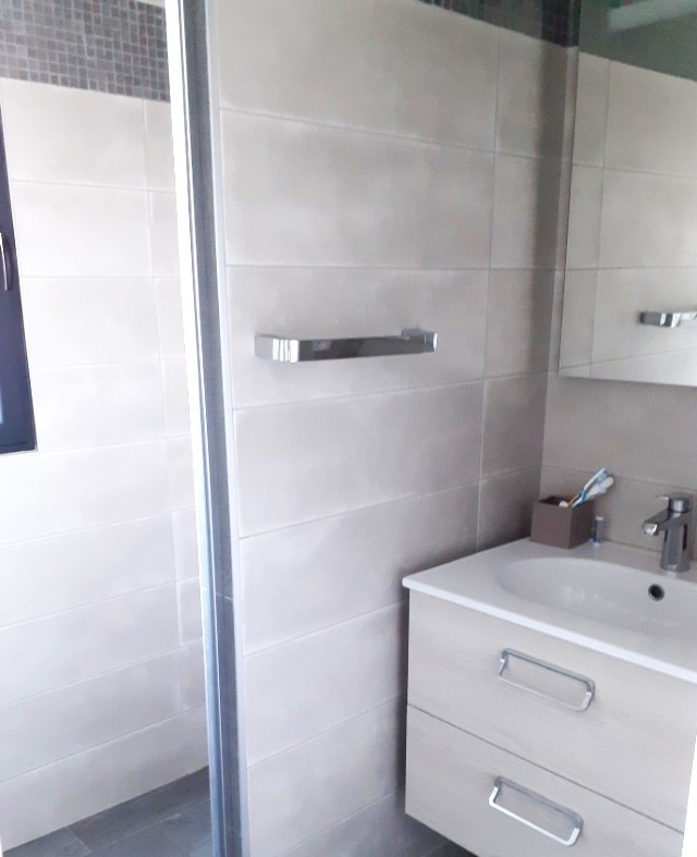 Douche à l'italienne attenante à la chambre. Entièrement de plain-pied. 
WC séparé.