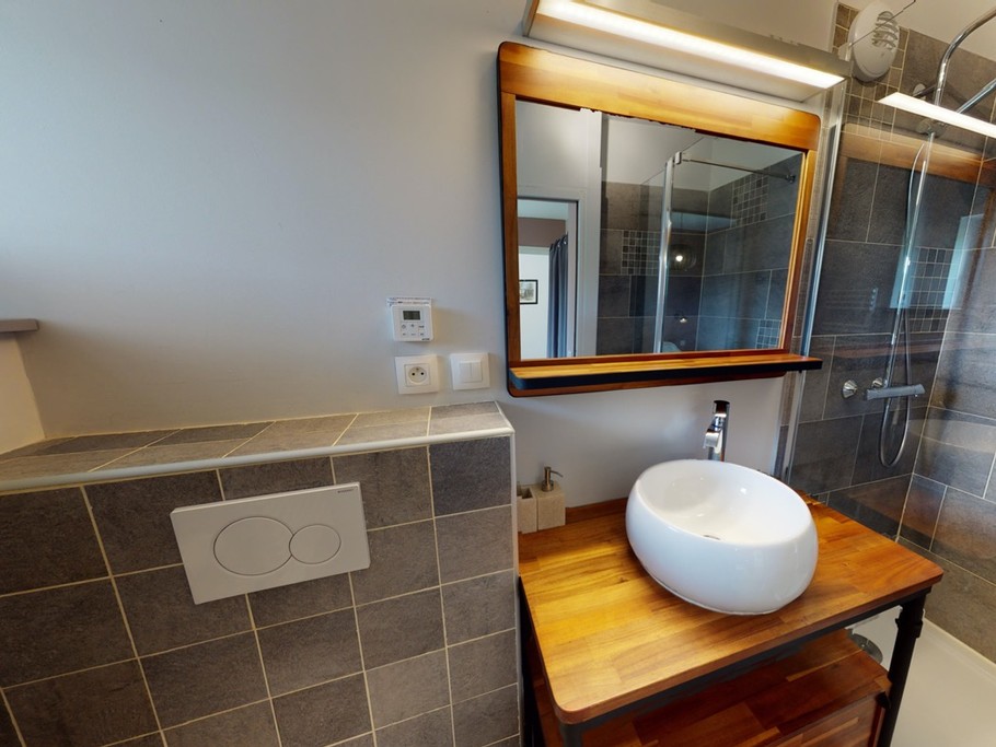 SDB tenante à la chambre au lit 2 places