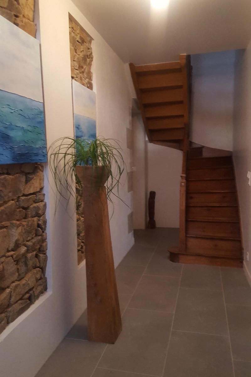 Couloir et aperçu de l'escalier menant aux chambres.