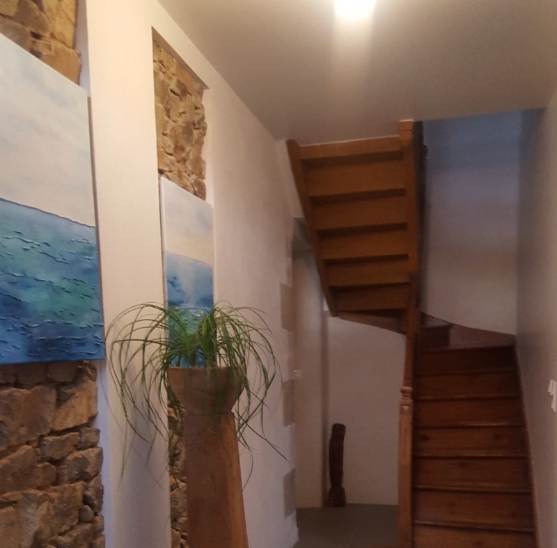 Couloir et aperçu de l'escalier menant aux chambres.