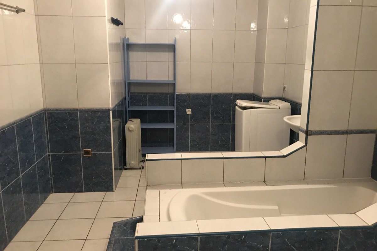 Salle de bain à l'étage avec baignoire
