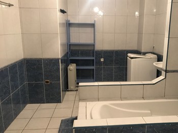 Salle de bain à l'étage avec baignoire
