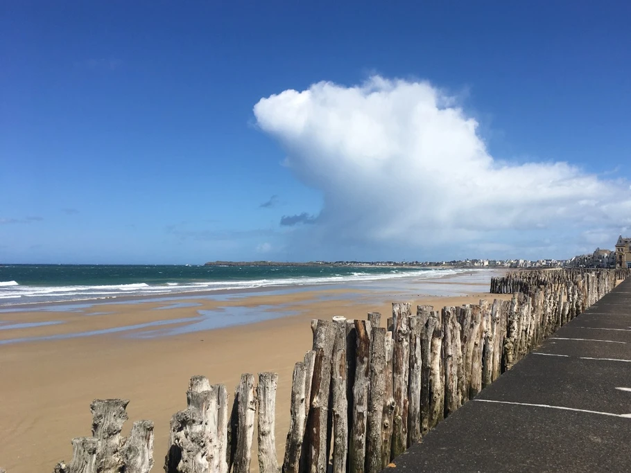 Une plage à 650 m de l'appartement pour des promenades sur le sable fin.