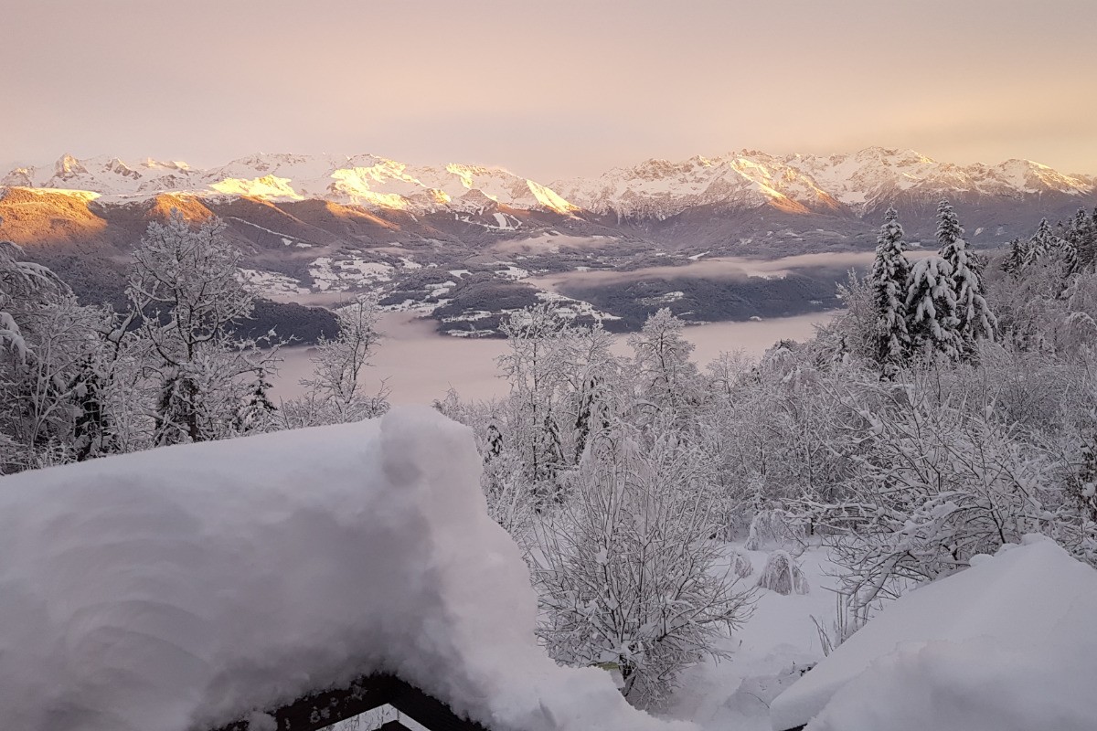 Vue d'hiver depuis la terrasse de l'espace bains norvégiens commun aux hébergements du  centre