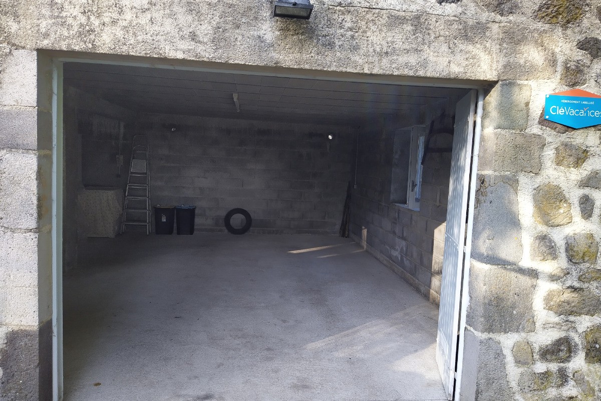 Garage avec possibilité de mettre une voiture, des motos et des vélos