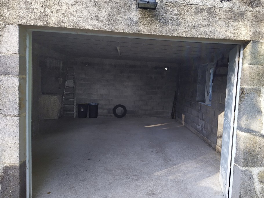 Garage avec possibilité de mettre une voiture, des motos et des vélos