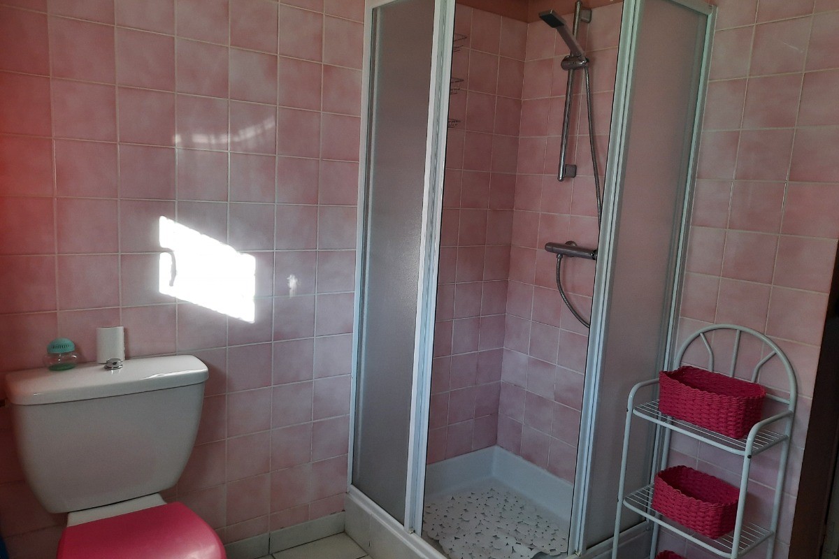 Gîte Clévacances, Chéniers, Creuse - Salle d'eau avec WC