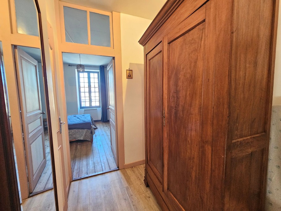 La Boutique d'Yvonne, location pour 4 personnes, près de Confolens, Vienne: Palier avec l'armoire