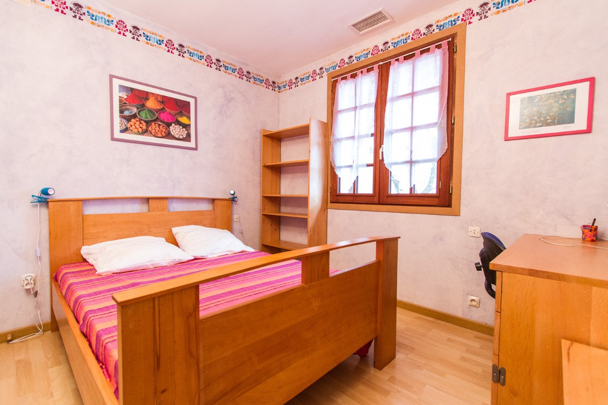 Maison à Lisle sur Tarn chambre 2 avec bureau et placards
