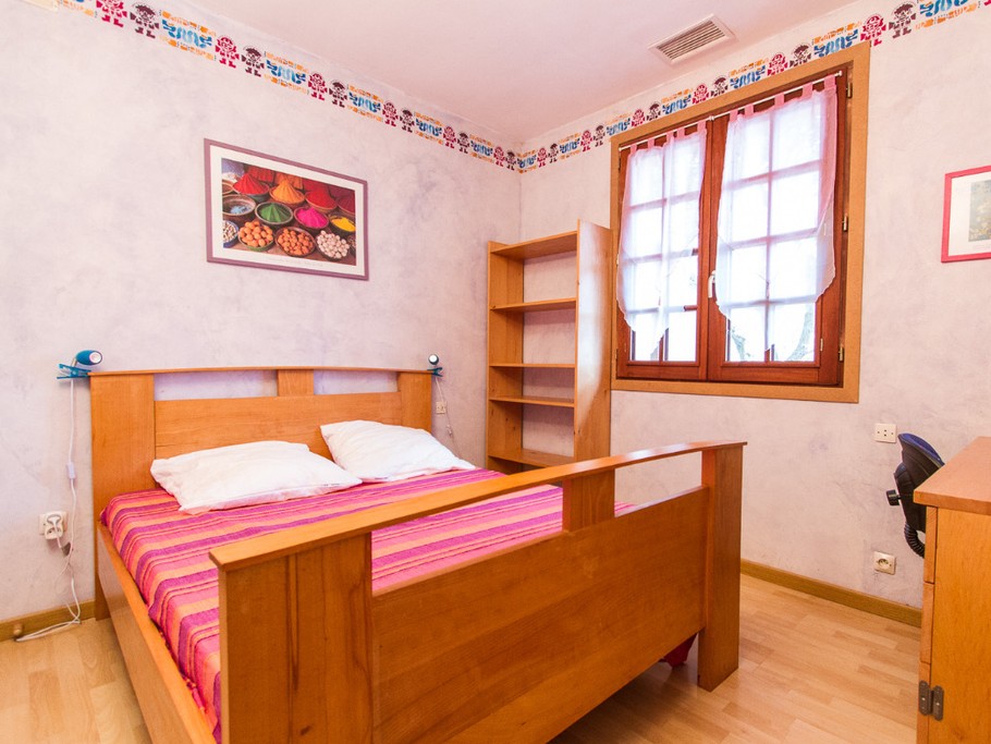 Maison à Lisle sur Tarn chambre 2 avec bureau et placards