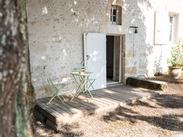 terrasse du studio aux "Coteaux de Pilauzin" à St Porchaire en Charente maritime