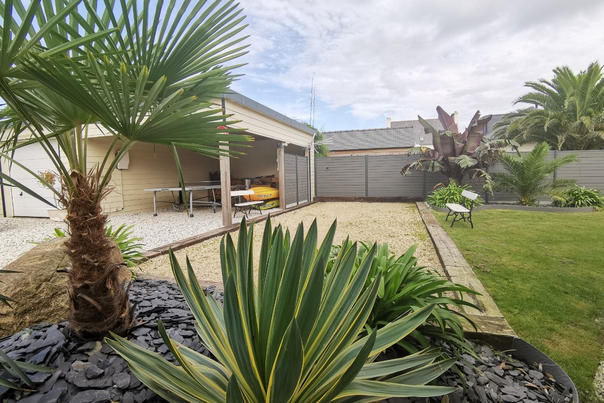 Arrière de la maison avec carport