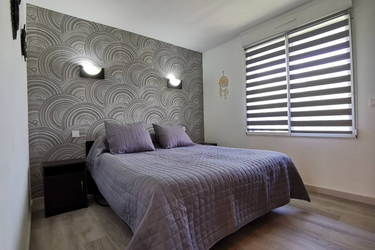 RDC: Chambre 1 avec lit 160 (sommier électrique)