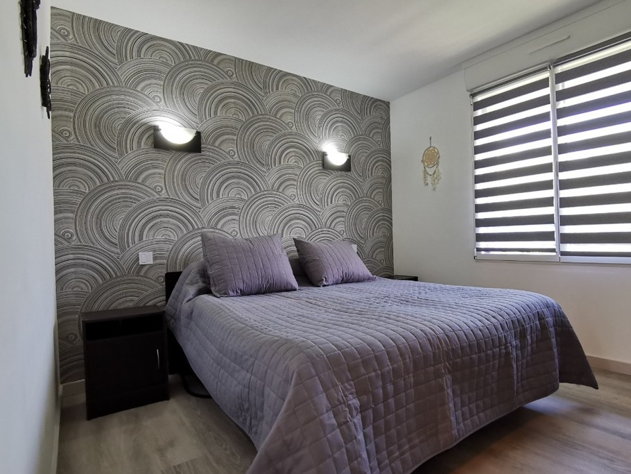 RDC: Chambre 1 avec lit 160 (sommier électrique)