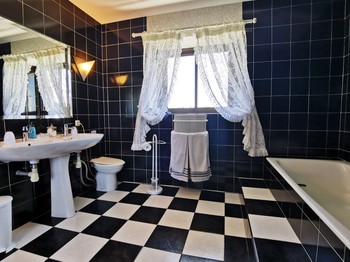 Salle de bain avec douche