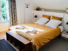Votre lit très confortable et douillet de 160 cm à l'étage