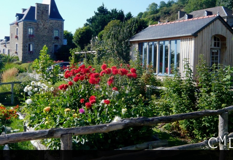 Agréable promenade dans les jardins de la propriété Château Mont-Dol.