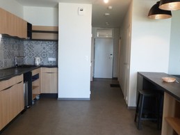 La cuisine donnant sur la pièce de vie