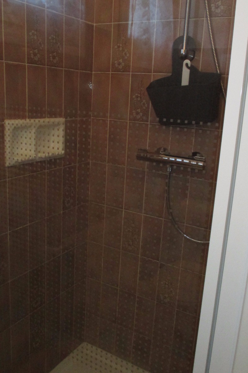 Location, Lannion, la salle d'eau avec douche et WC