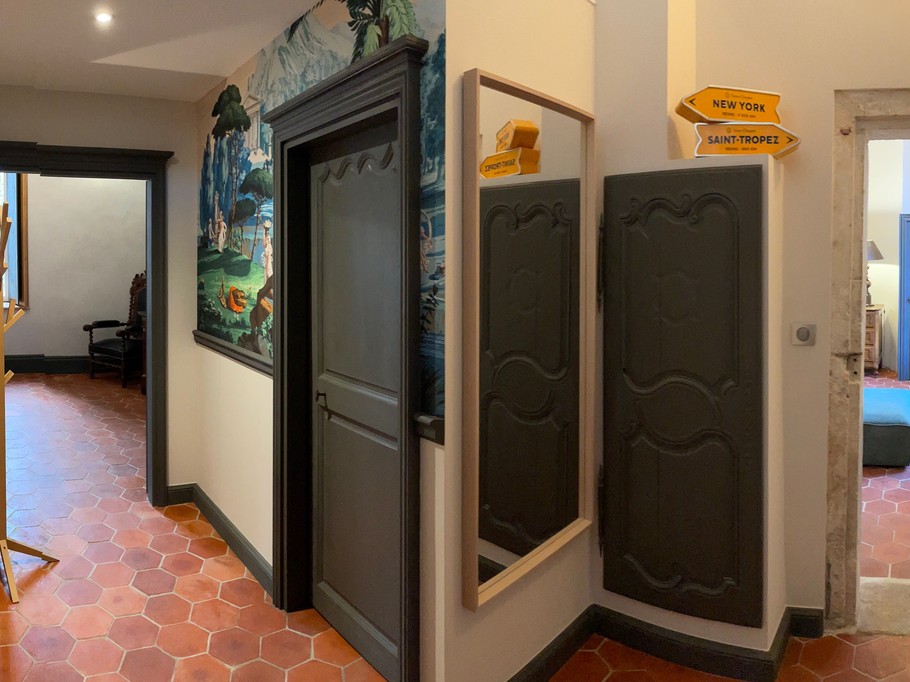 Entrée gîte. Accès chambre comtesse de Frégeville, salon sur cour, toilettes - Château de Ville au Val