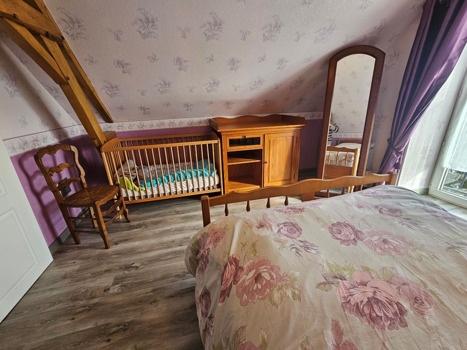 Grande chambre pour 2 avec lit à barreaux enfant au 1er étage