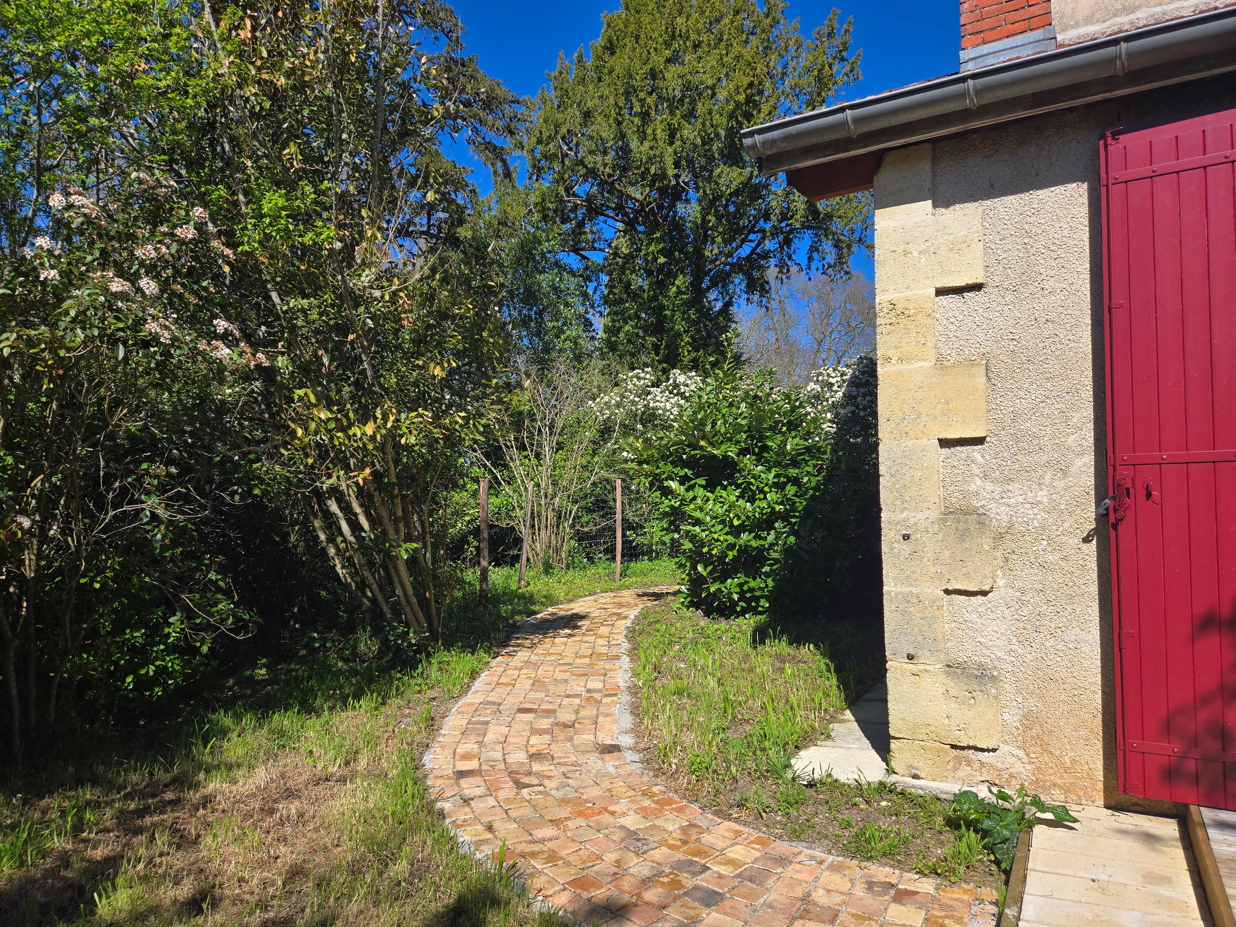 Le petit chemin de la terrasse au parc