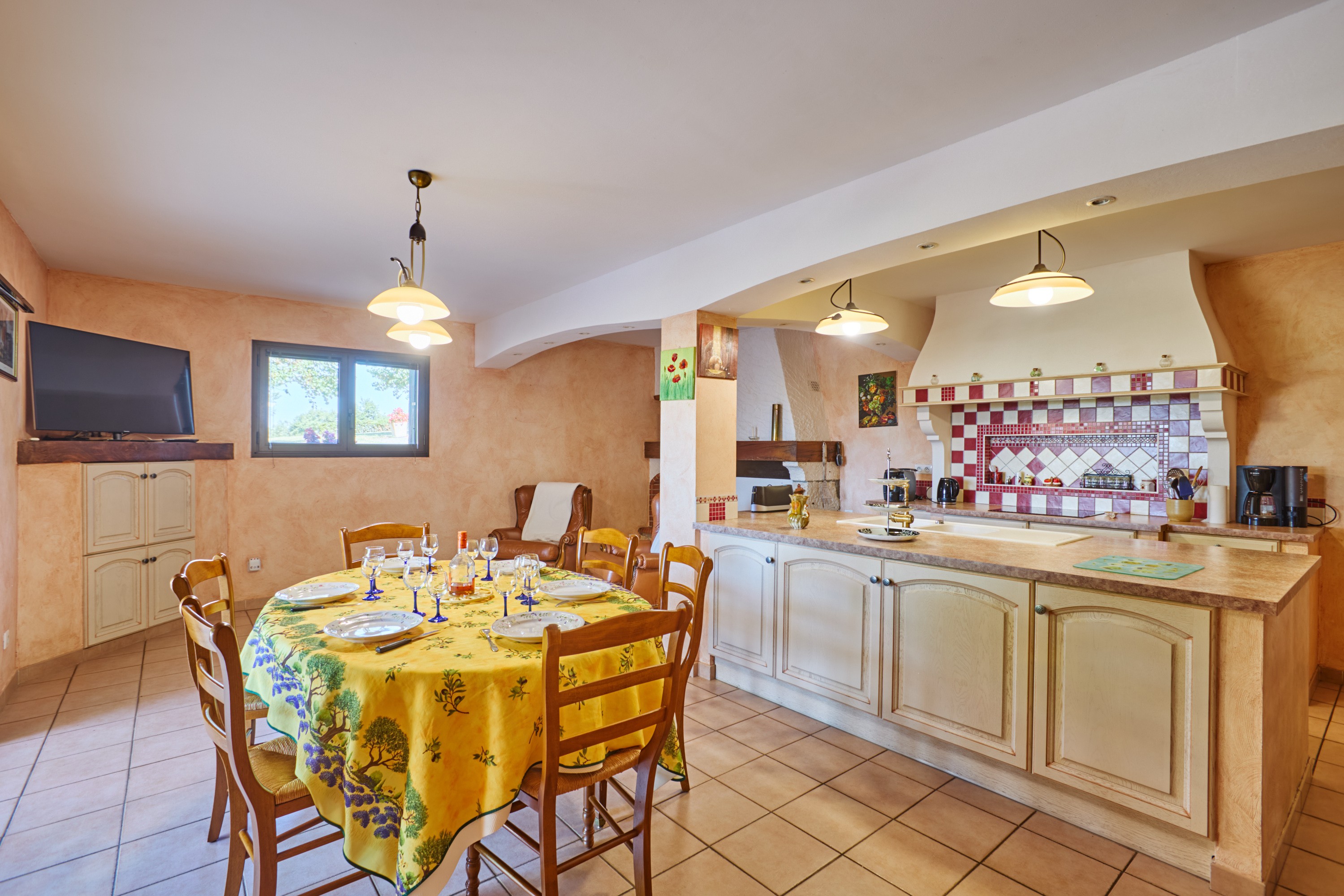 Espace cuisine et séjour - Ferme de Comarens, Gers