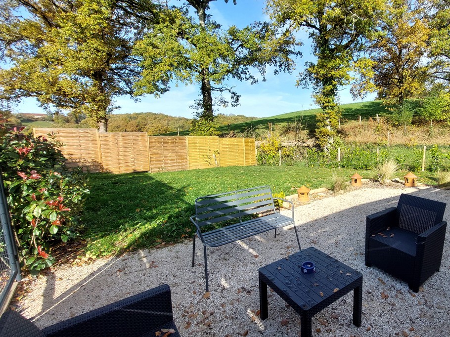 Jardin entièrement clos avec salon, abri à vélo et table de repass