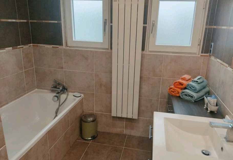 SDB baignoire - douche - 2 lavabos