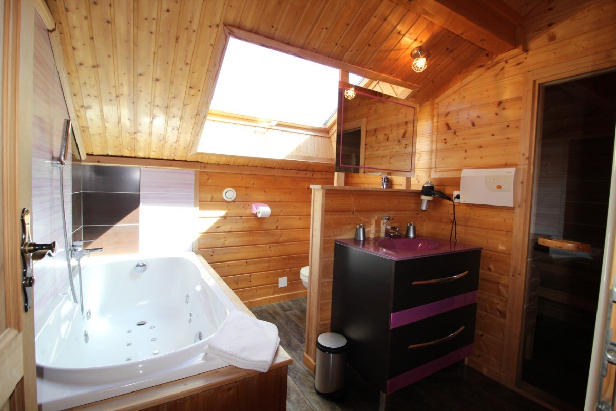 Salle de bains de l'étage avec baignoire balnéo et sauna - Chalet Poème