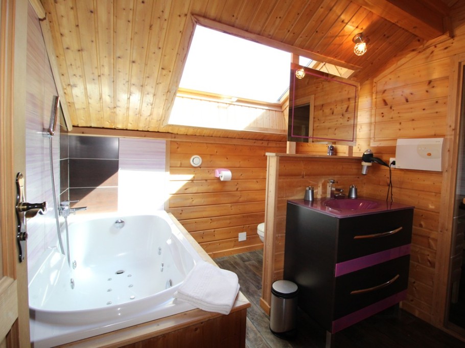 Salle de bains de l'étage avec baignoire balnéo et sauna - Chalet Poème