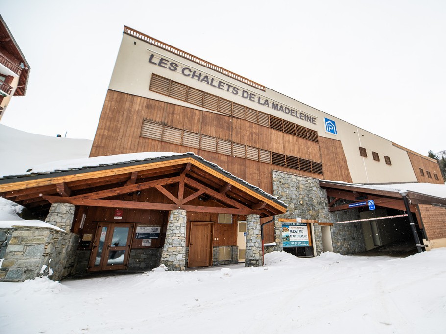 Le bâtiment principal avec le Restaurant, Bar, Reception et Parking