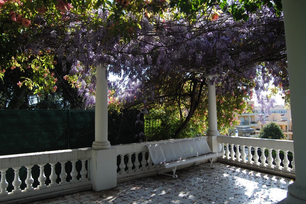 Kiosque du jardin avec petite vue mer