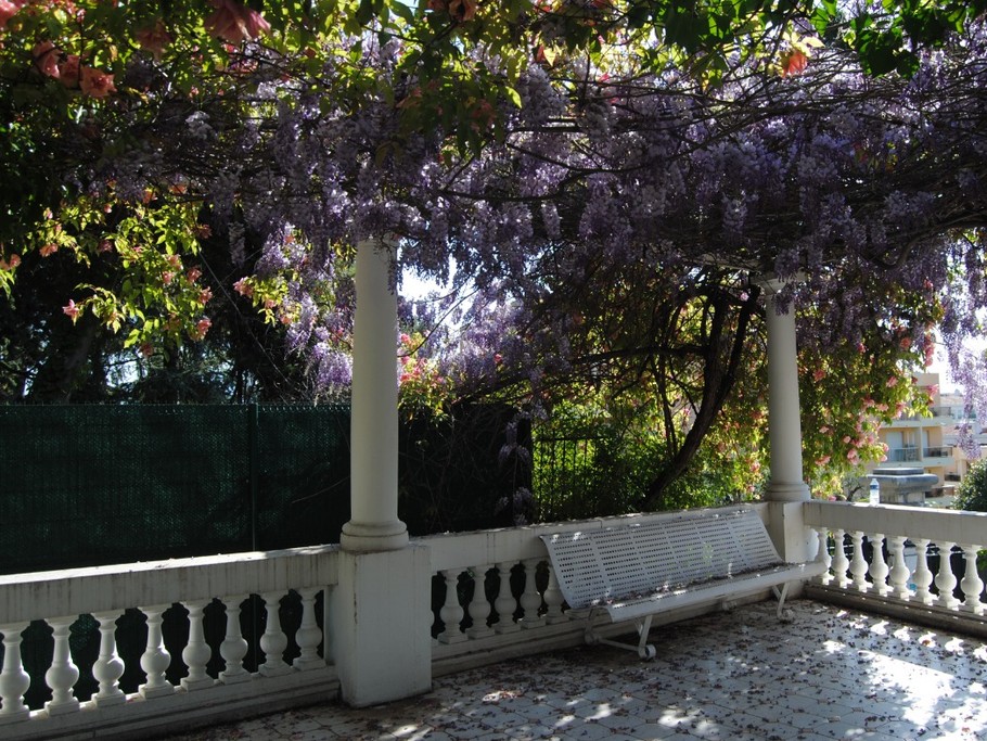 Kiosque du jardin avec petite vue mer