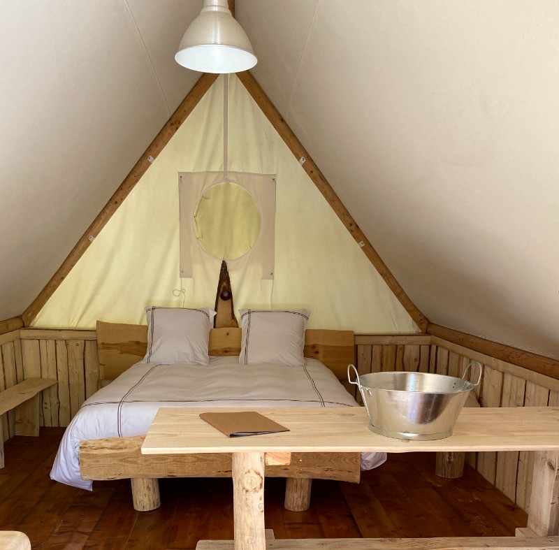 Grand lit double 160 - Tente du Trappeur - Les Cabanes du Lac de Pierre Percée