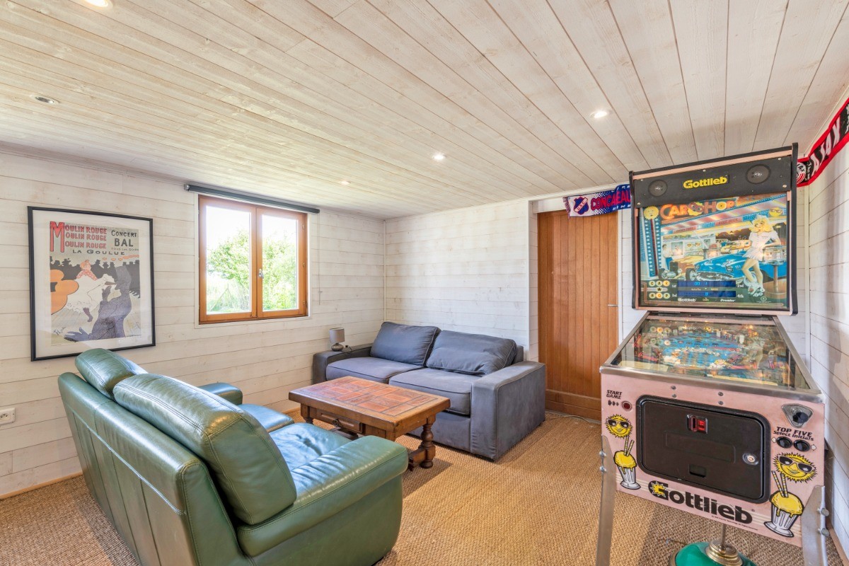 Salle de jeux N°2, Flipper et petit salon