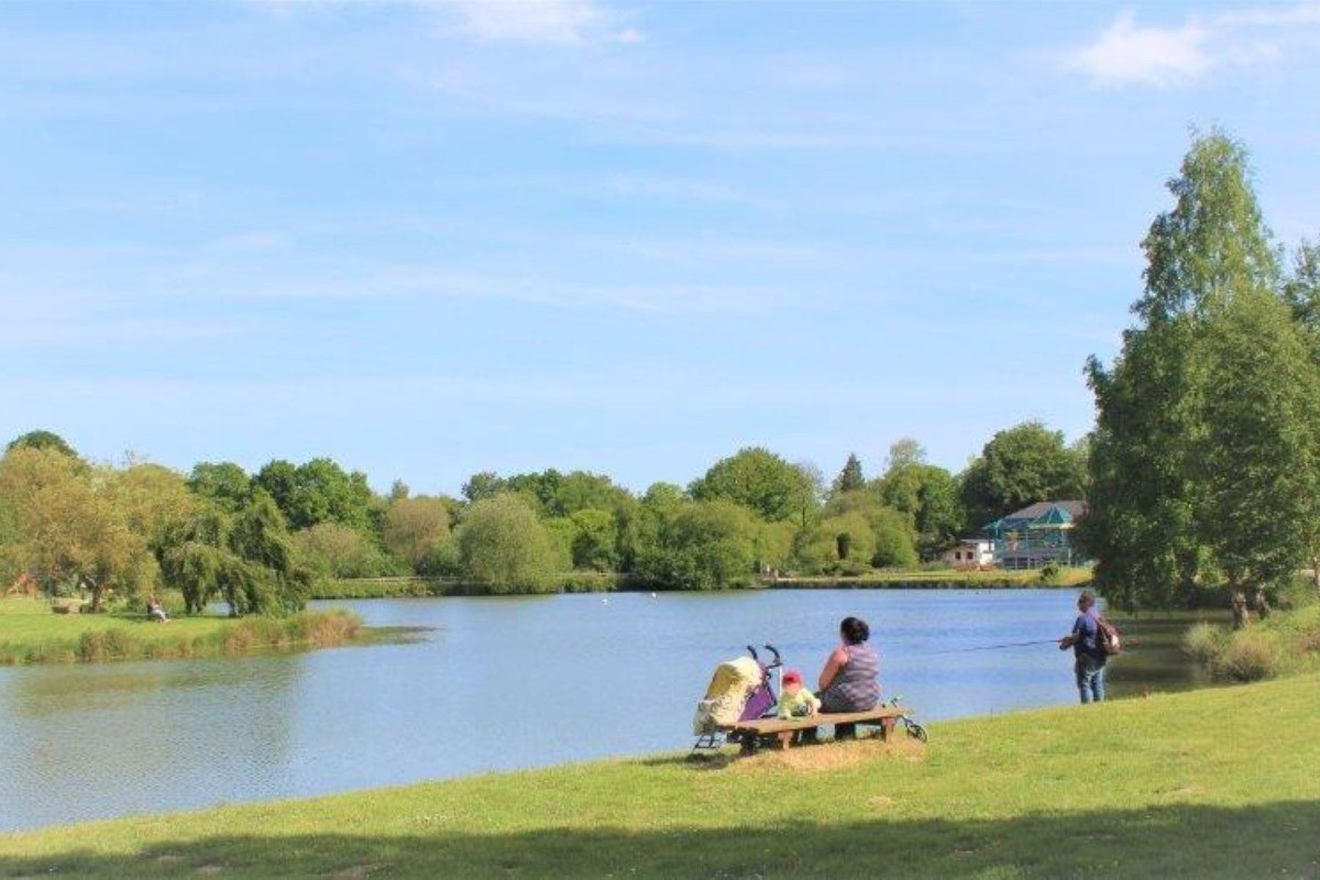 Le parcours de santé en pleine nature est accessible toute l’année. Un aire de jeux pour les enfants est ouverte à tous. L’aire de fitness est en accès libre sur le site. Le minigolf de Pâques à la Toussaint. Les chemins de randonnée accessibles