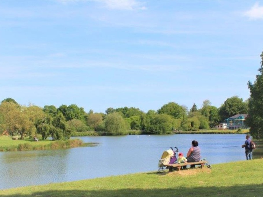 Le parcours de santé en pleine nature est accessible toute l’année. Un aire de jeux pour les enfants est ouverte à tous. L’aire de fitness est en accès libre sur le site. Le minigolf de Pâques à la Toussaint. Les chemins de randonnée accessibles