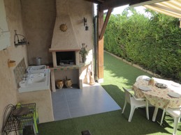 Cuisine extérieure et son barbecue