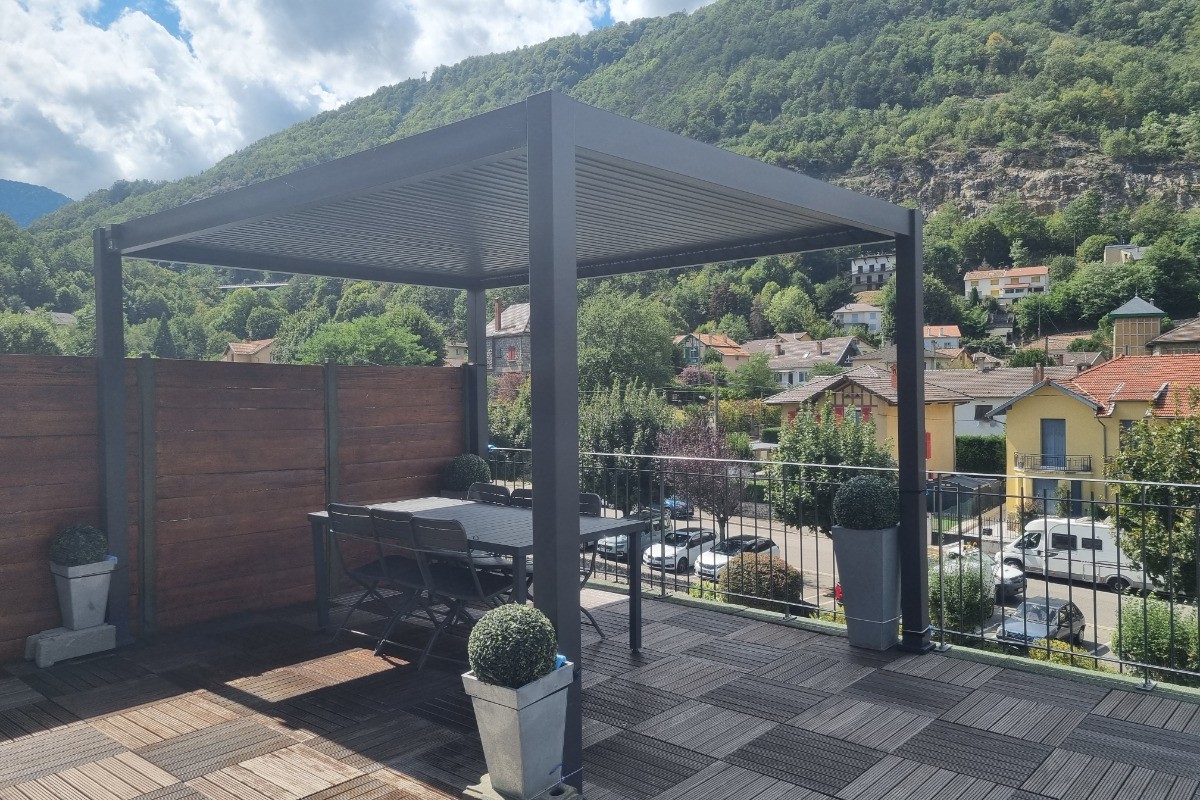 Grande terrasse avec Pergola de 4 mx 3 m pour déjeuner et diner