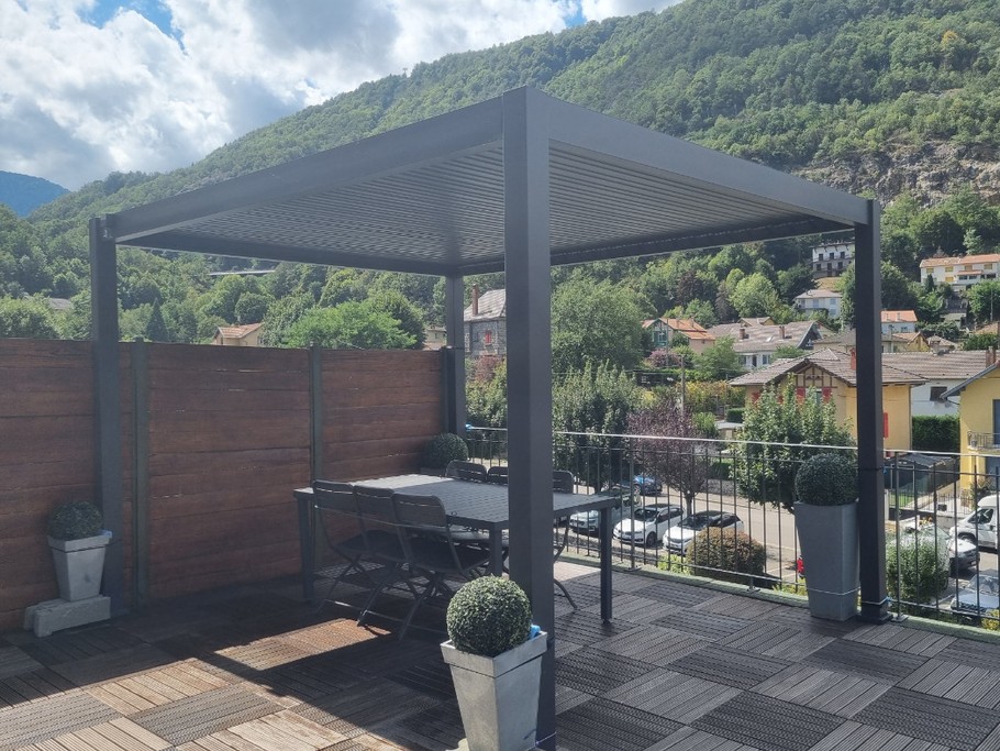 Grande terrasse avec Pergola de 4 mx 3 m pour déjeuner et diner