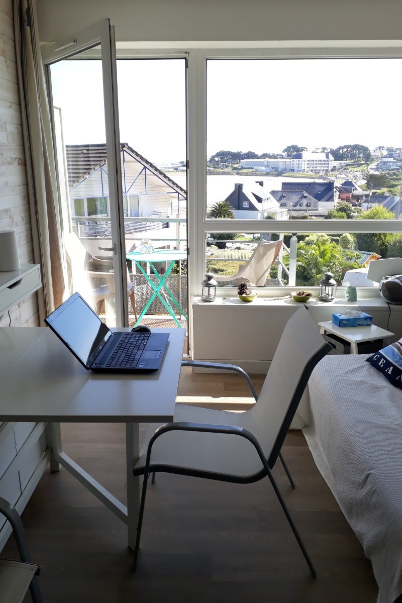Appartement 2 pièces duplex vue mer à 50m de la plage de sable fin de Trestel, meublé de tourisme 3 étoiles, Trévou-Tréguignec, Côtes d'Armor - Bretagne - Possibilité de s'improviser un bureau dans le salon.